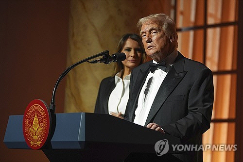 19일(현지시간) 미국 워싱턴DC에서 열린 취임기념 만찬에서 연설하는 트럼프. [AP=연합뉴스]